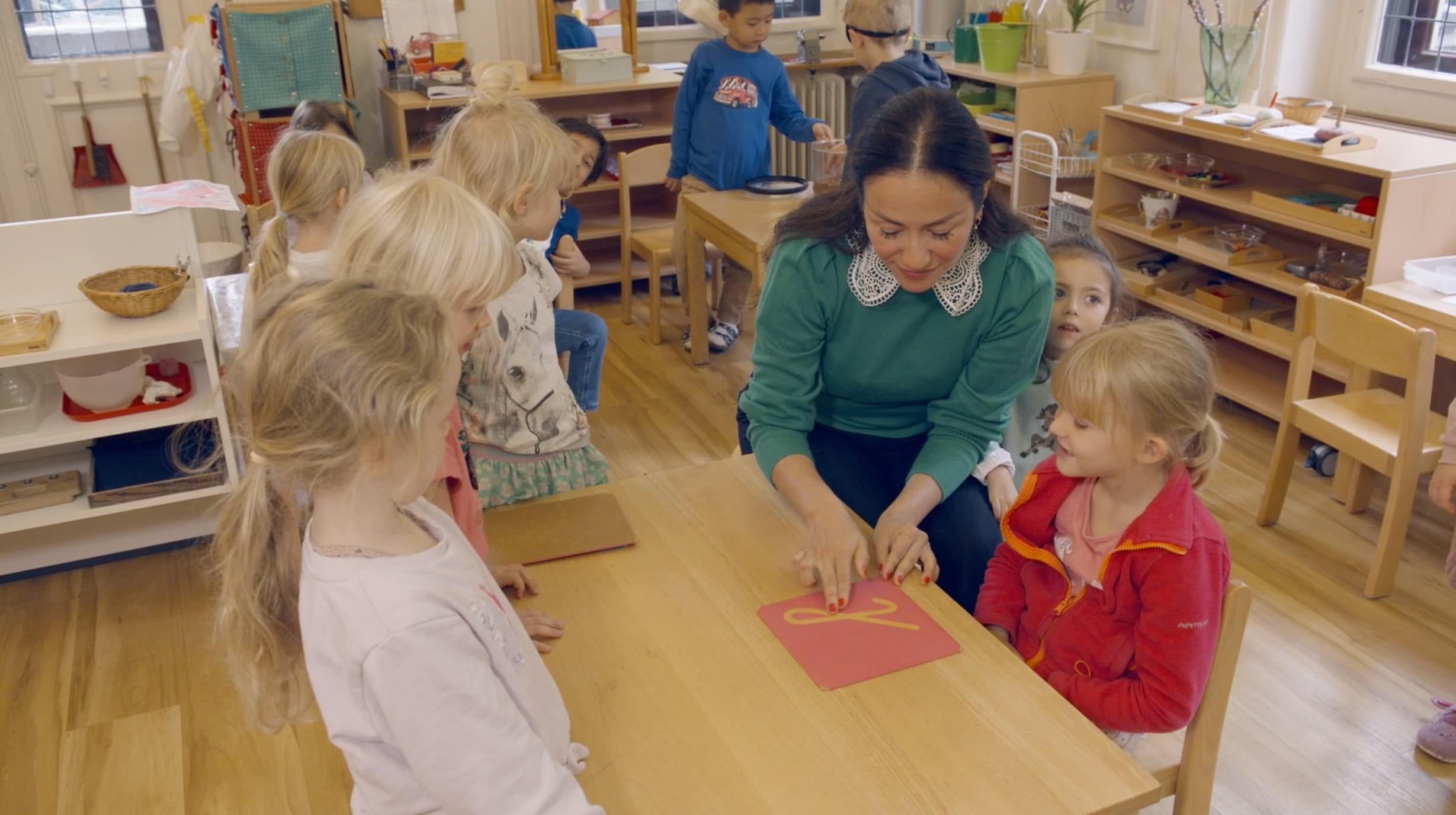 Kinder unterschiedlichen Alters arbeiten gemeinsam