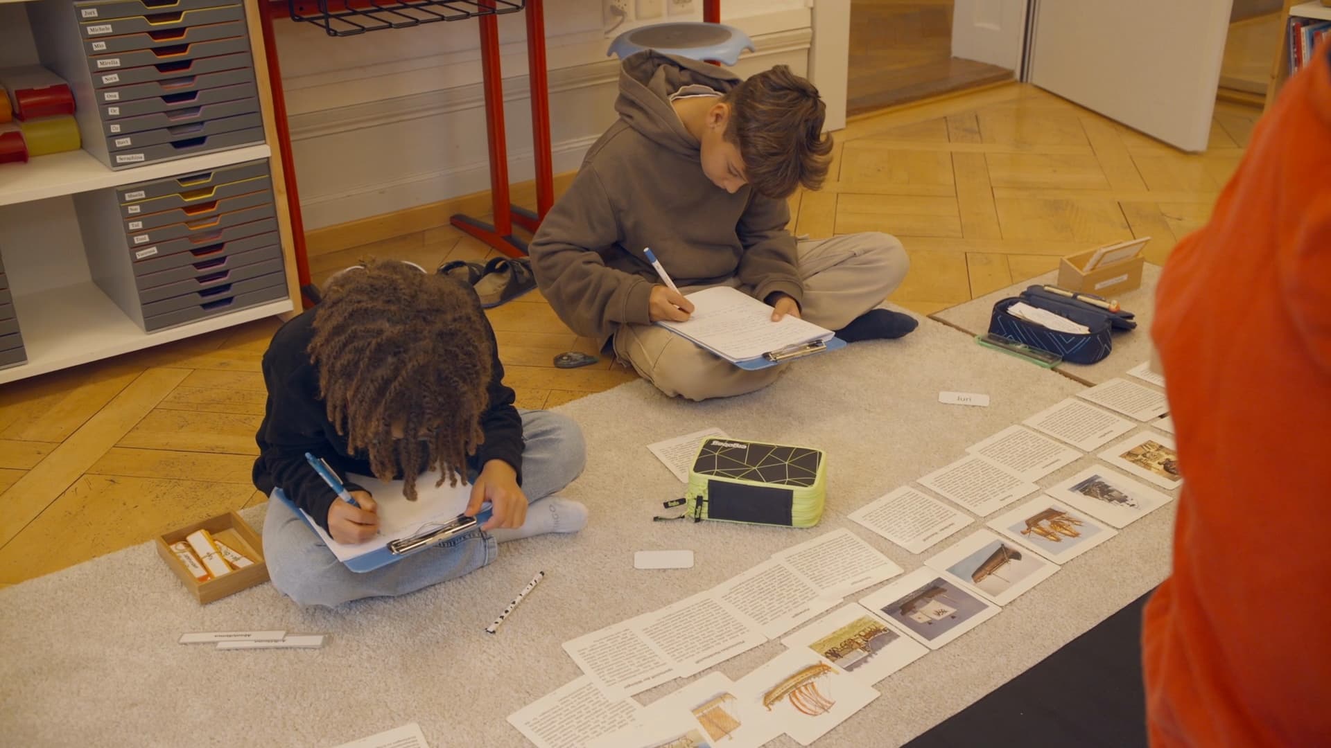 Kind bei der Freiarbeit mit Montessori-Material