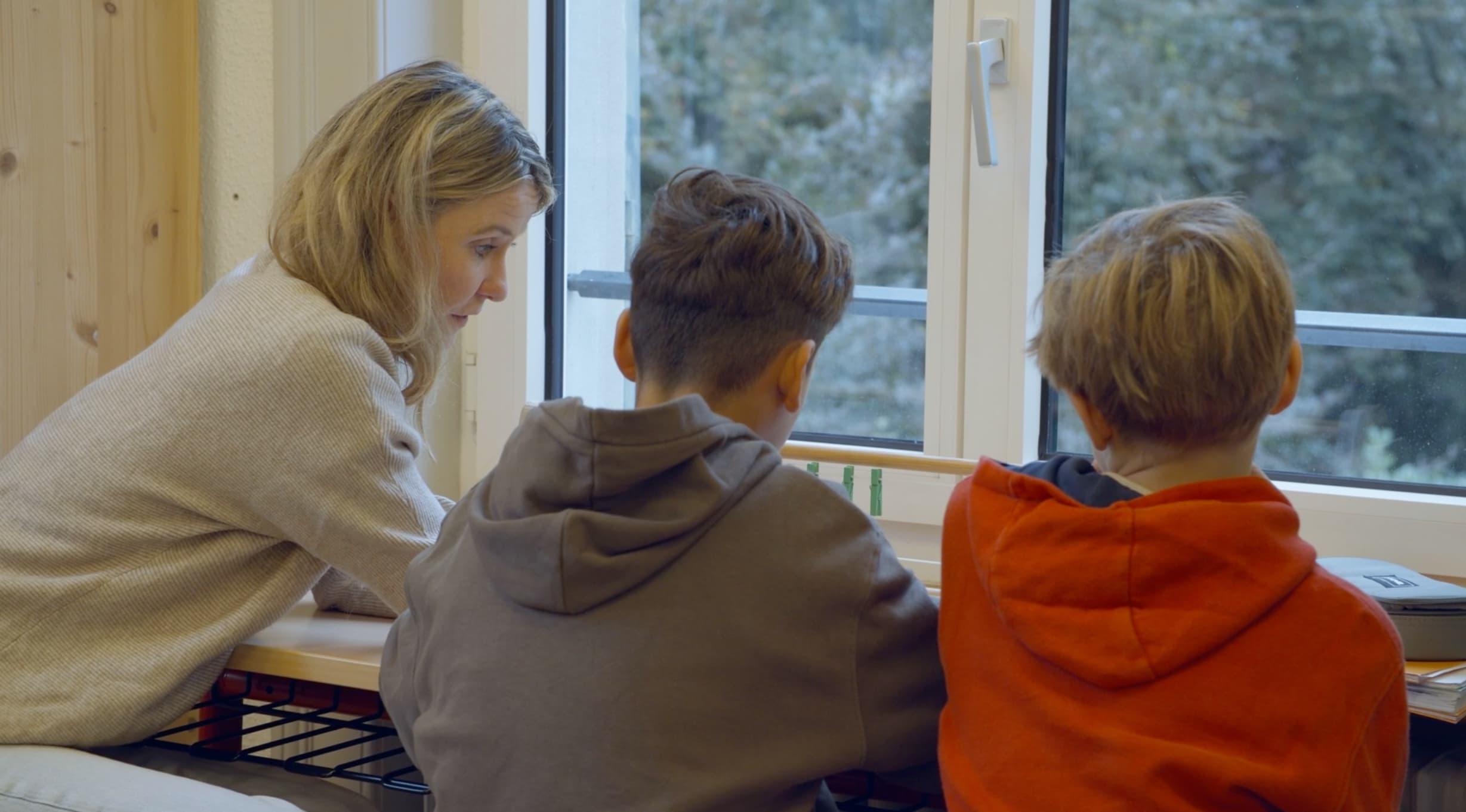Lehrperson begleitet ein Kind individuell