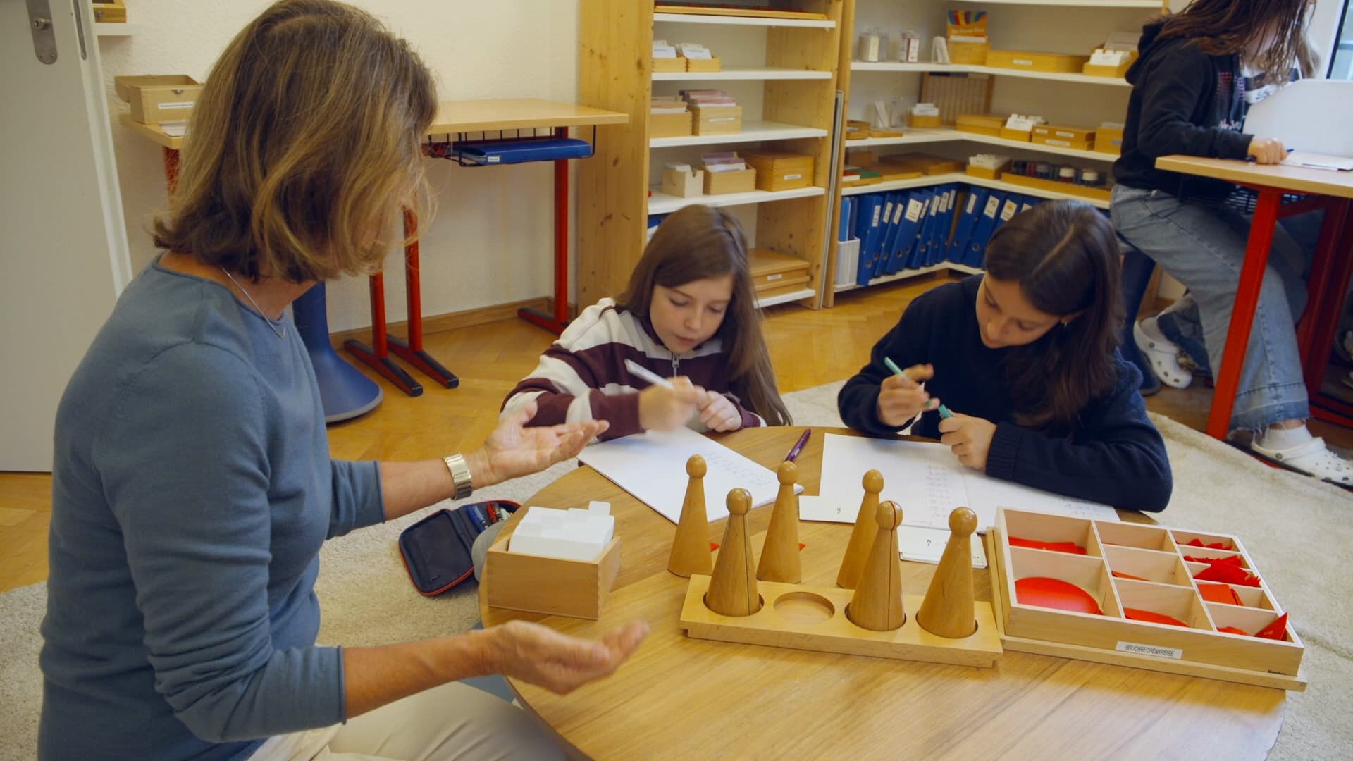 Kinder bei der konzentrierten Freiarbeit